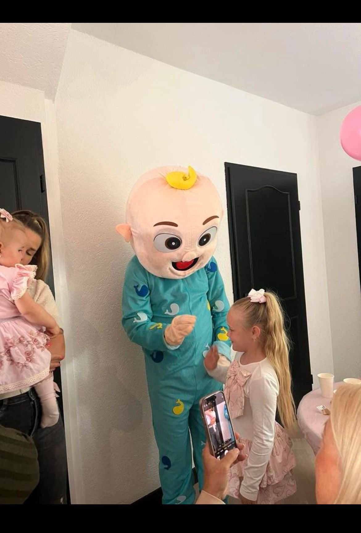 Jayjay cocomelon mascotte verhuur, Ophalen of Verzenden, Zo goed als nieuw, Verjaardag