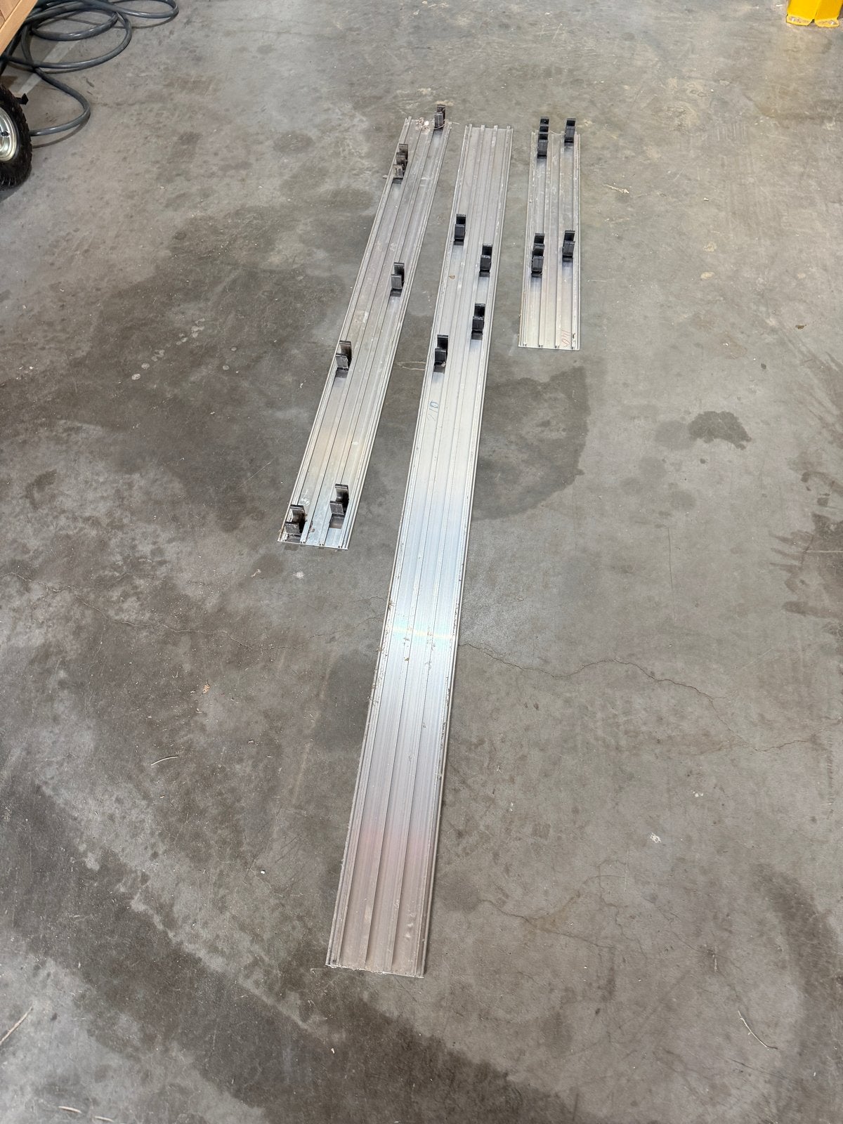 2x aluminium keukenplinten met clips – 210 en 145 cm, Ophalen, Gebruikt, Overige materialen, Overige typen