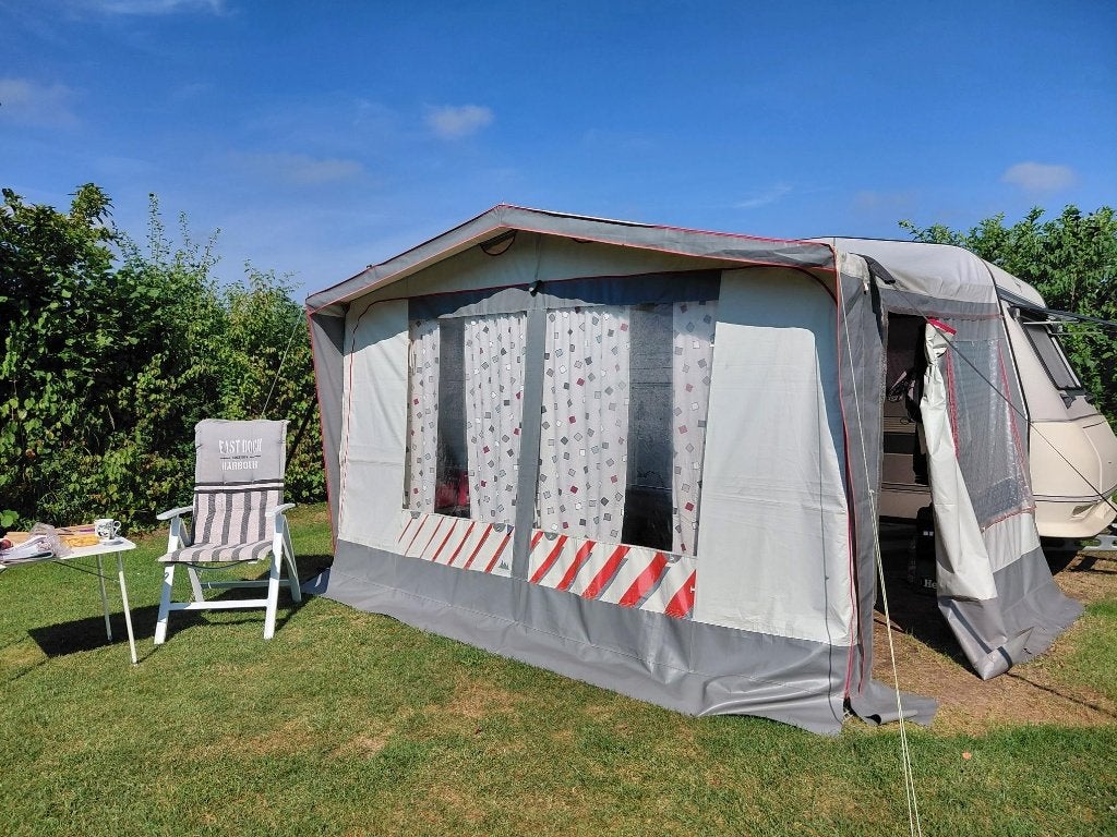 Hobby Classic 350T - 1e eigenaar, veel extra's!, Caravans en Kamperen, Caravans, Hobby, Treinzit, 750 - 1000 kg, Particulier