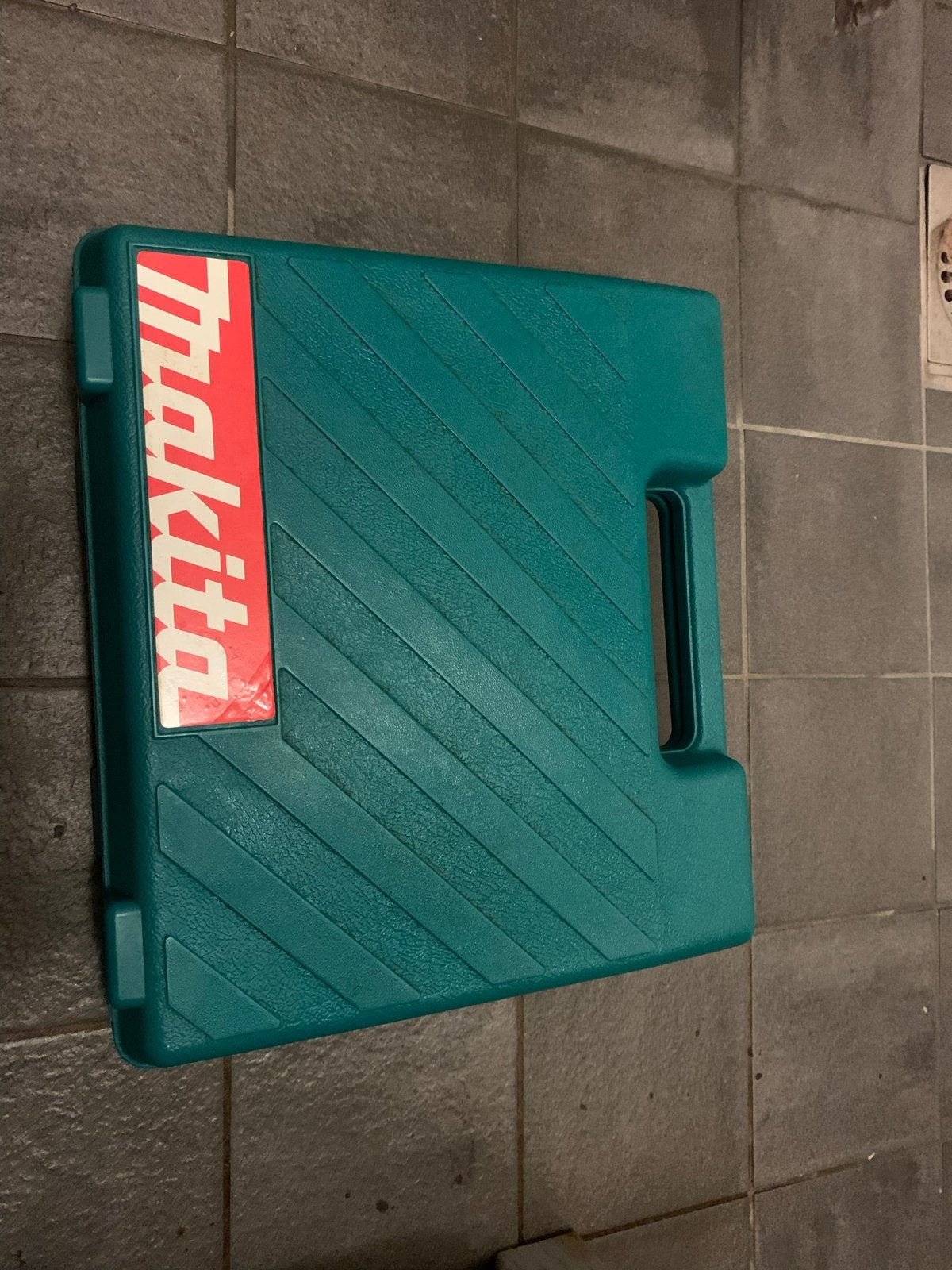 Makita 6075D Boor- en Schroefmachine met Oplader, Doe-het-zelf en Verbouw, Ophalen, Gebruikt, Minder dan 400 watt, Boor- en Schroefmachine