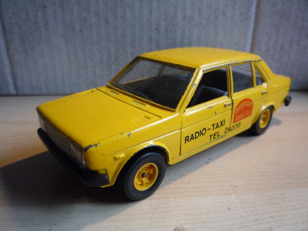 Fiat 131 Radio-Taxi Burago schaal 1:24, Hobby en Vrije tijd, Ophalen of Verzenden, Gebruikt, Auto, Bburago