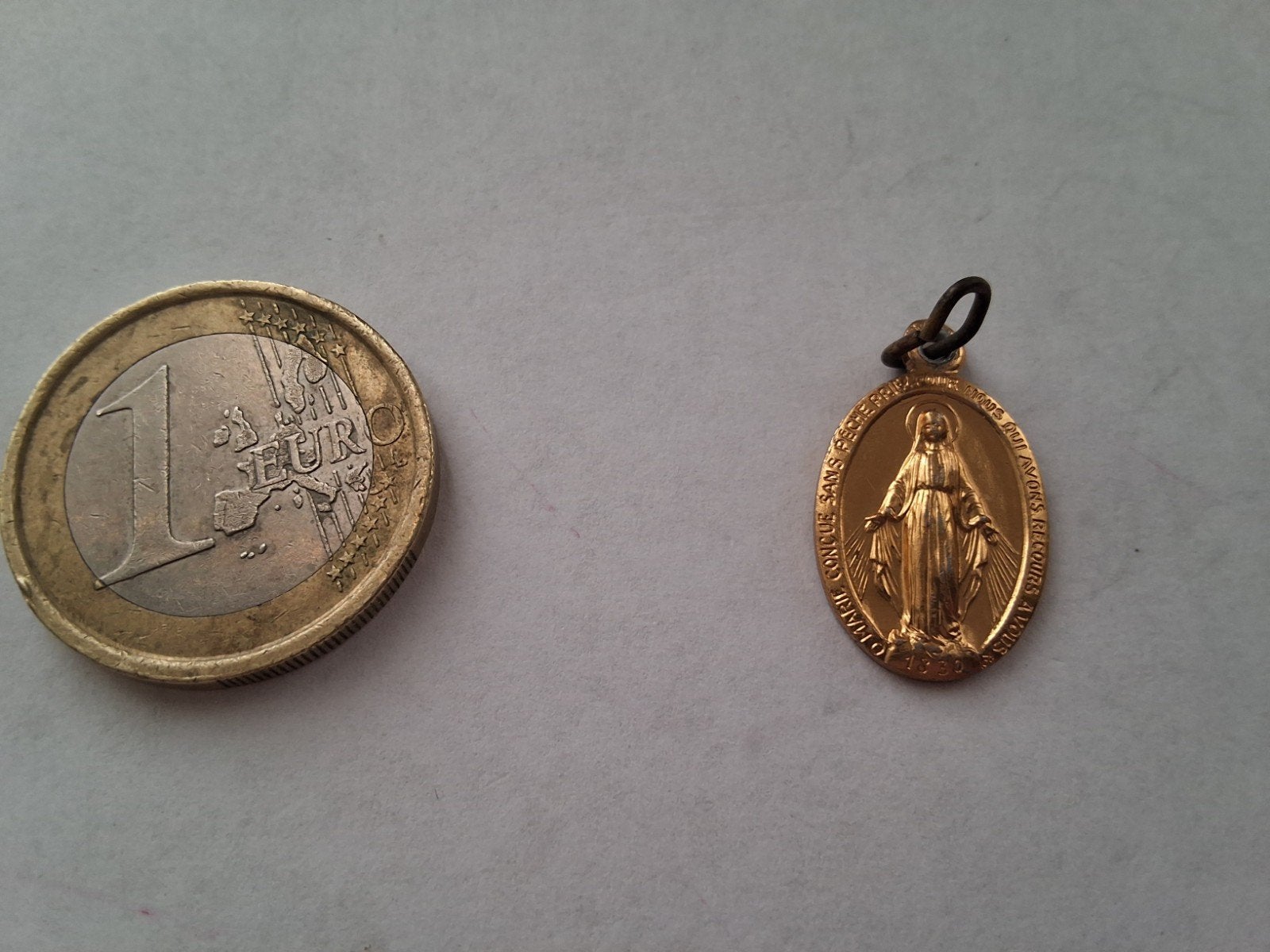 Goudkleurige Franse religieuze hanger Maagd Maria 1830, Ophalen of Verzenden