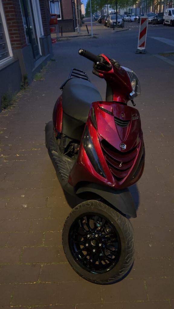 Zip 125 2005, Fietsen en Brommers, Scooters | Piaggio, Zo goed als nieuw, Zip, Benzine, Ophalen