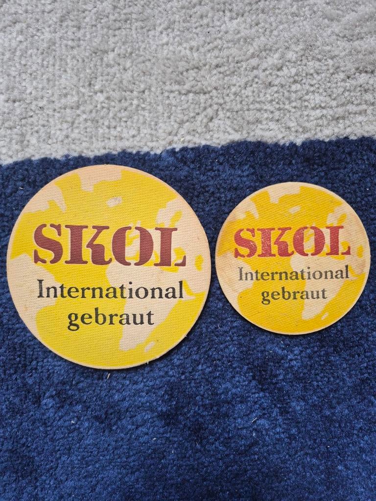 2 Skol bierviltjes - International gebraut, Ophalen of Verzenden