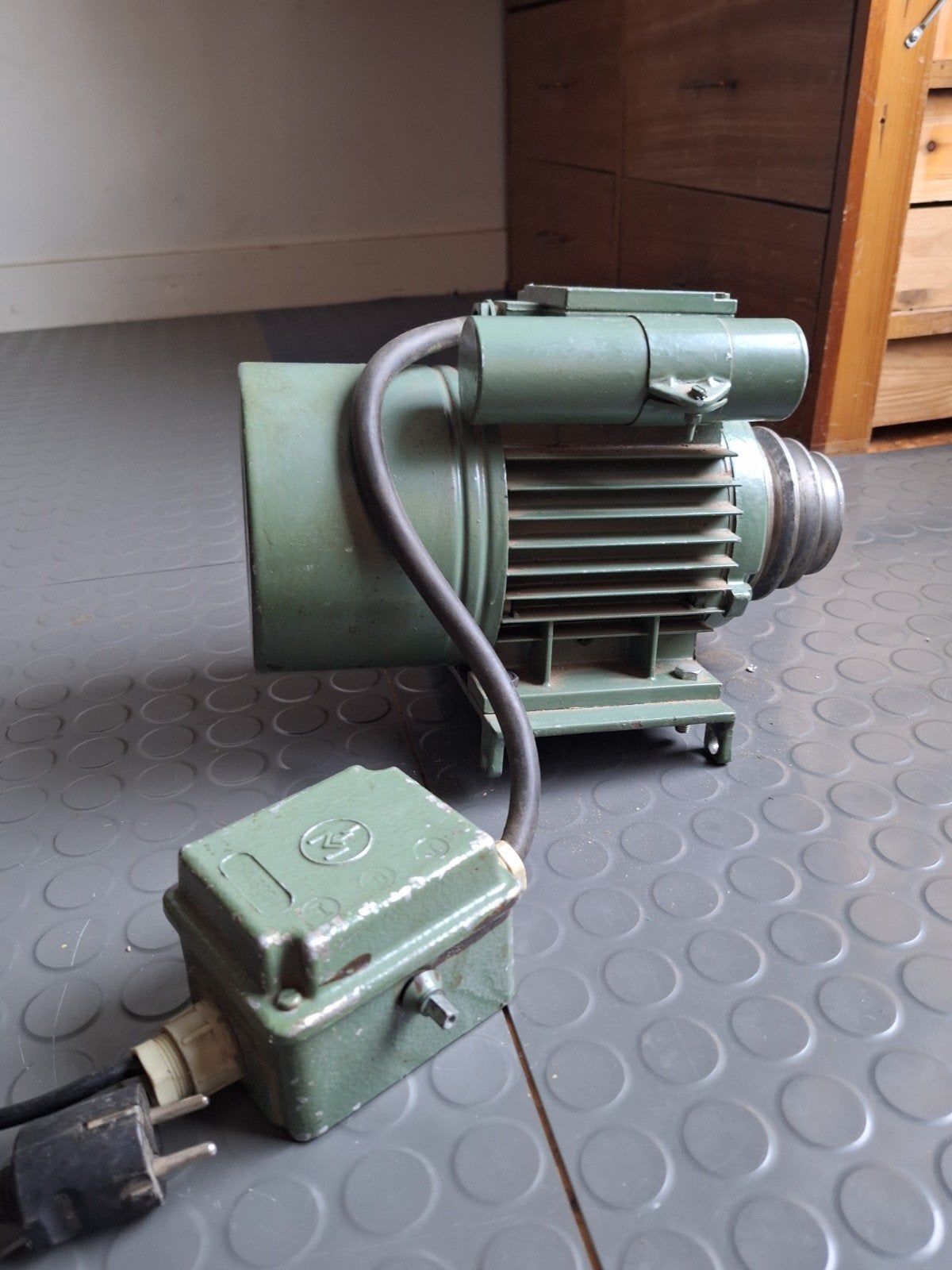 Krachtige draaibank motor van het merk MEZ Mohelnice, Doe-het-zelf en Verbouw, Ophalen of Verzenden, Gebruikt, Elektromotor, 1400 tot 1800 rpm
