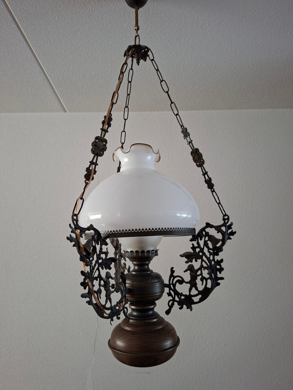 Antieke hanglamp met melkglas en smeedijzeren details, Ophalen of Verzenden
