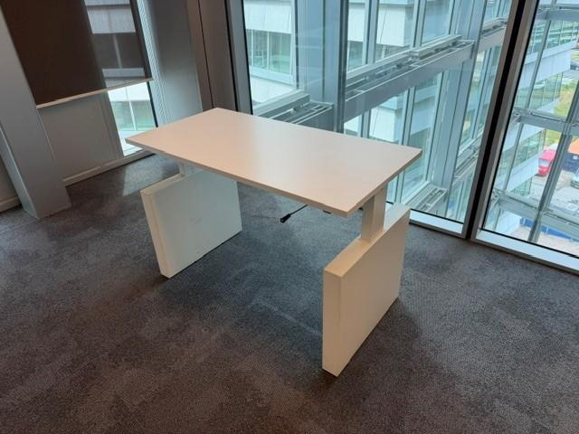 Voortman Verstelbaar bureau met slinger en kabelgoot, 20 st, Gebruikt, 120 cm, Voortman, Spaanplaat of MDF