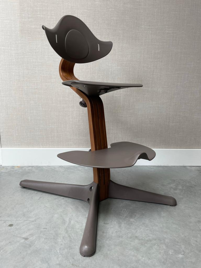 Stokke Nomi meegroeistoel - verstelbaar - walnoot, Kinderen en Baby's, Kinderstoelen, Ophalen, Gebruikt, Meegroeistoel, Aanschuifbaar