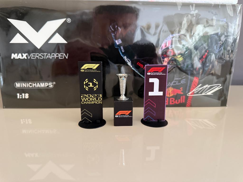 Qatar 2023 Verstappen 1:18 Parc Fermé + Kampioen Trofee, Ophalen of Verzenden, Zo goed als nieuw, MiniChamps