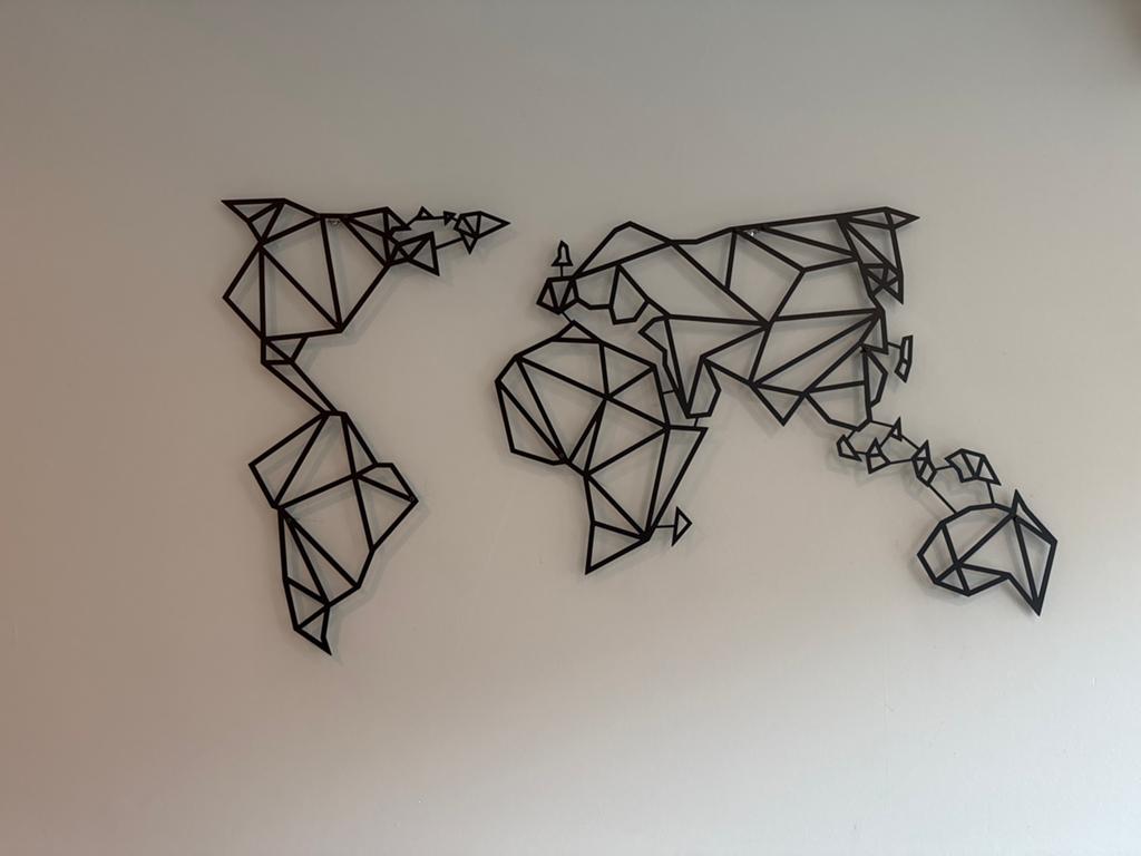 Hoagard Wereldkaart Metaal Muurdecoratie 100x60cm, Metaal, Wandsculptuur, Zwart, Ophalen of Verzenden