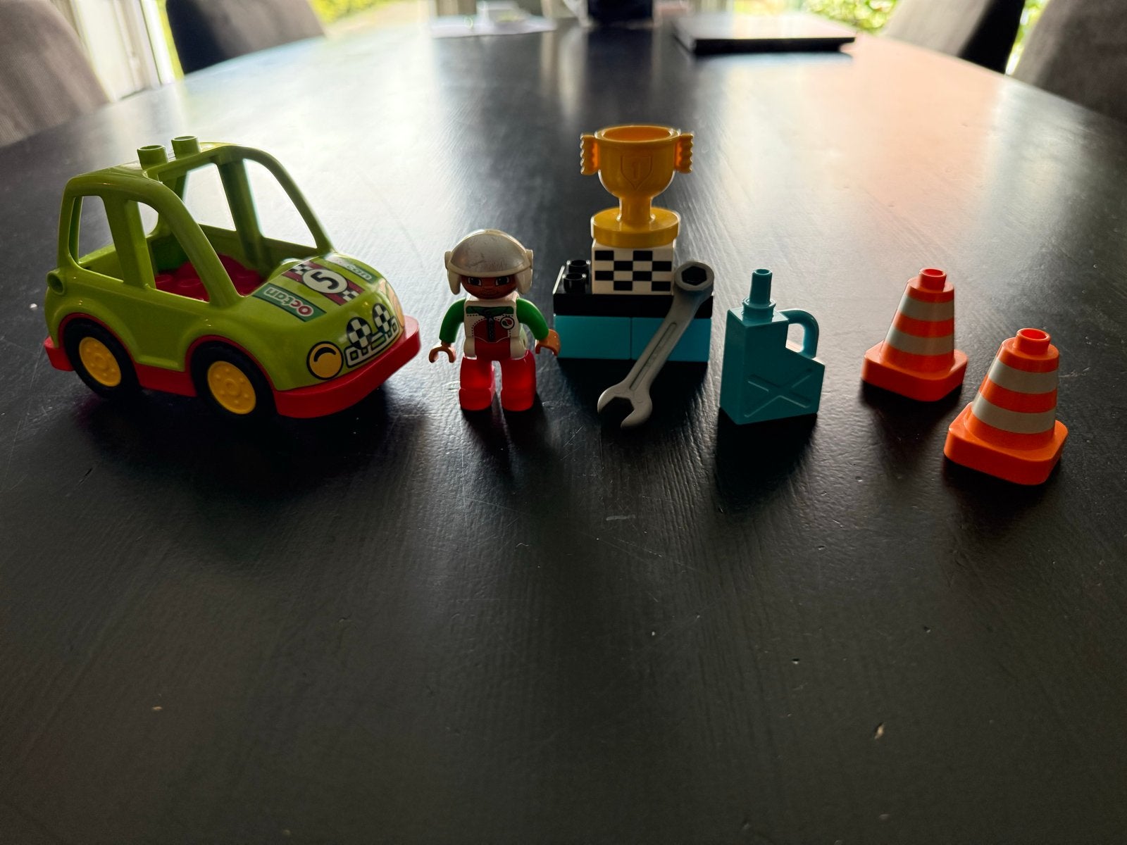 LEGO Duplo rally auto compleet met coureur en accessoires, Kinderen en Baby's, Speelgoed | Duplo en Lego, Gebruikt, Ophalen of Verzenden