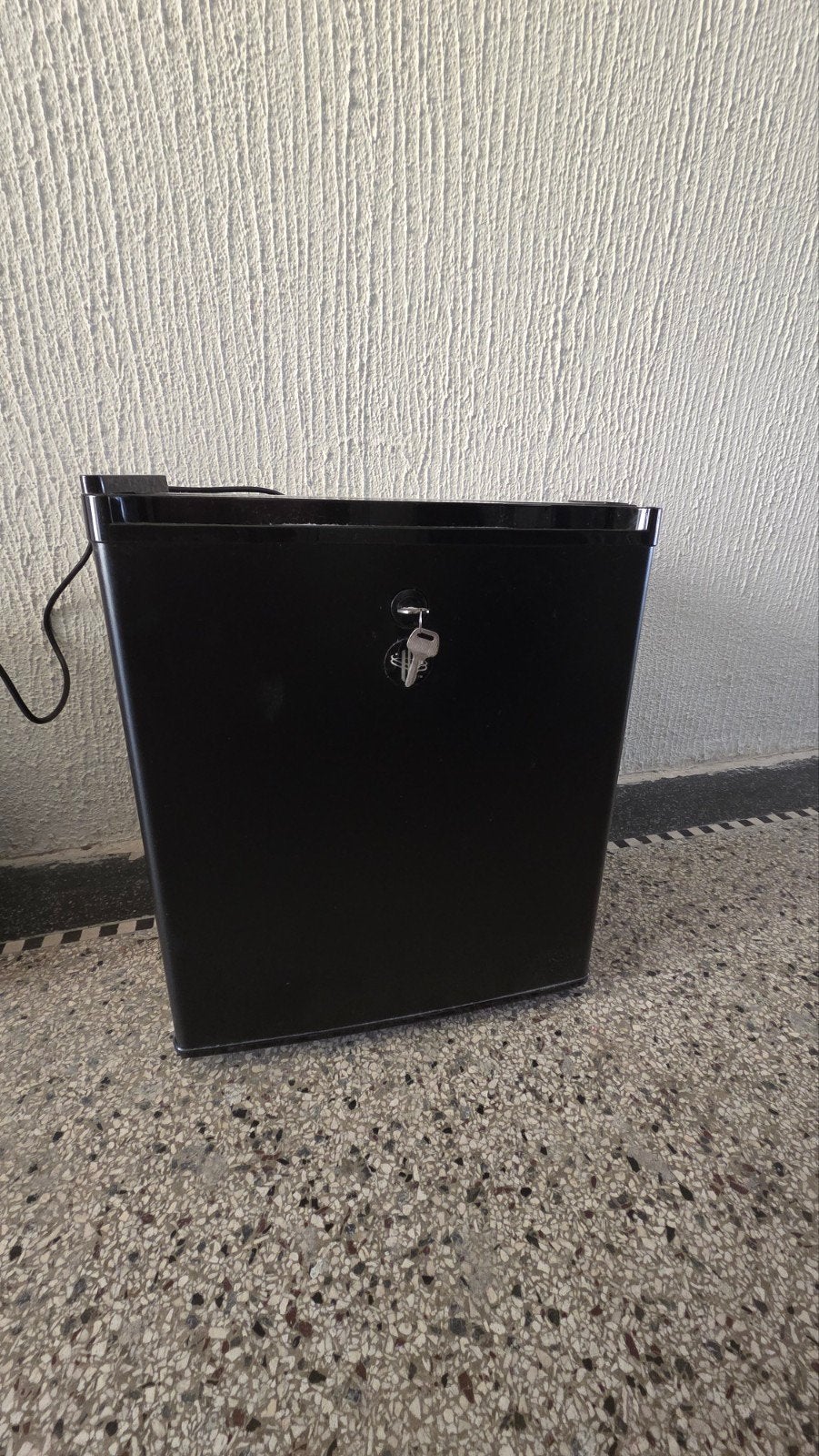 Compacte minibar koelkast met slot, Ophalen, Minder dan 75 liter, Zonder vriesvak, Gebruikt