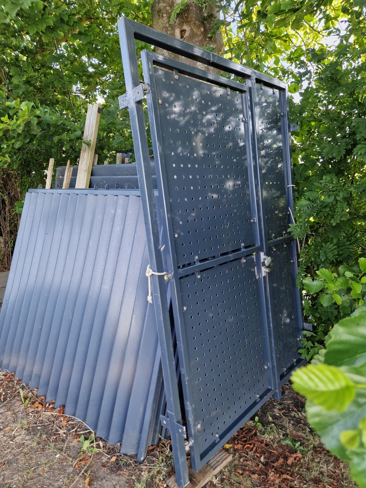 Moderne grijze poortdeur, Tuin en Terras, Tuinhuizen, Schuur, Zonder ramen, Metaal, Ophalen