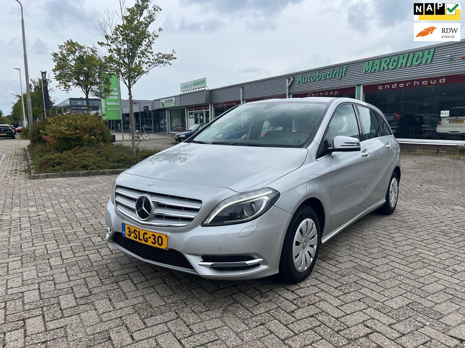 Mercedes-Benz B-klasse 180 Ambition|LEDER BEKLEDING|CRUISE|X, Auto's, Voorwielaandrijving, Dealer onderhouden, Gebruikt, 4 cilinders