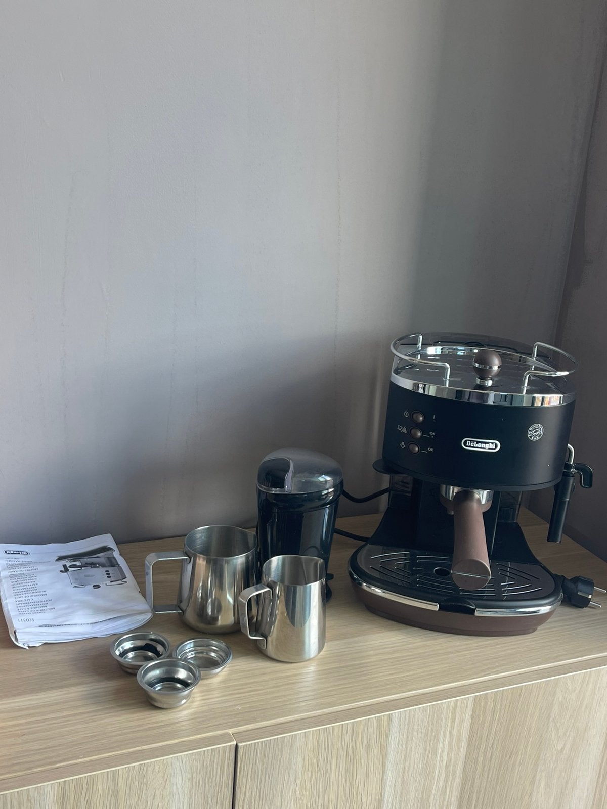 De’Longhi espresso machine + kannetjes + koffiemolen, Witgoed en Apparatuur, Koffiezetapparaten, Ophalen of Verzenden, Zo goed als nieuw