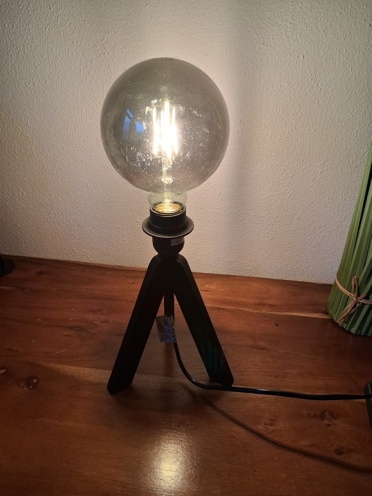 Moderne tafellamp met tripod voet en grote LED filament lamp, LED verlichting, Zwart, Glas, Modern