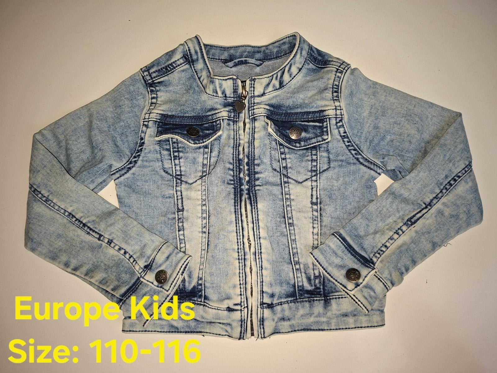 Stoere spijkerjas van Europe Kids, maat 110-116, Kinderen en Baby's, Kinderkleding | Maat 110, Gebruikt, Europe Kids, Jongen of Meisje