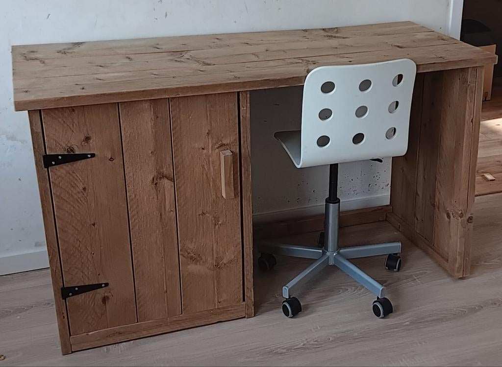 Robuust houten bureau met opbergkast, Ophalen, Opbergruimte, Gebruikt, Hout