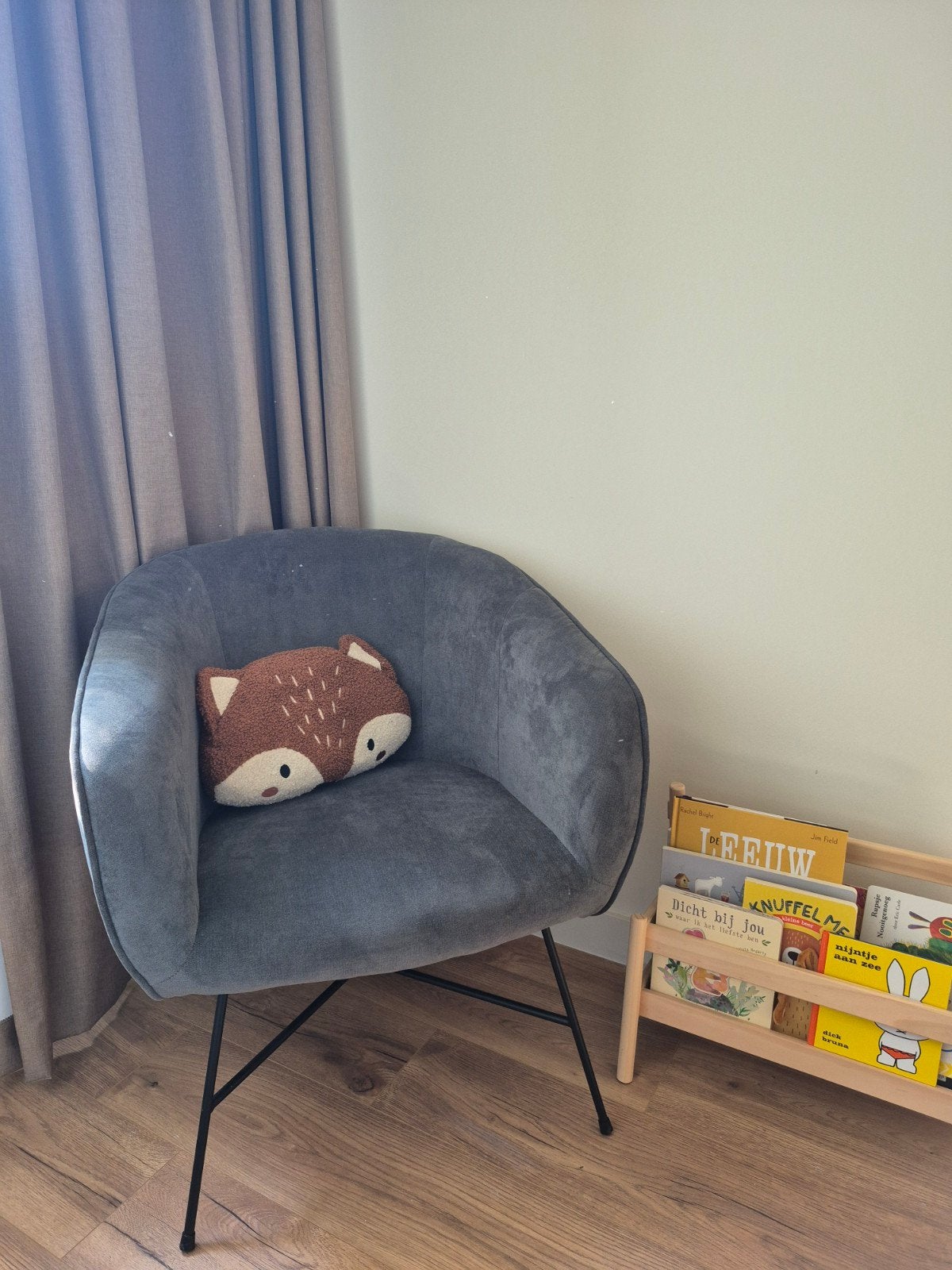 Jysk grijze Fauteuil / Stoel met zwarte stalen poten, Huis en Inrichting, Fauteuils, Ophalen, Minder dan 75 cm, Zo goed als nieuw