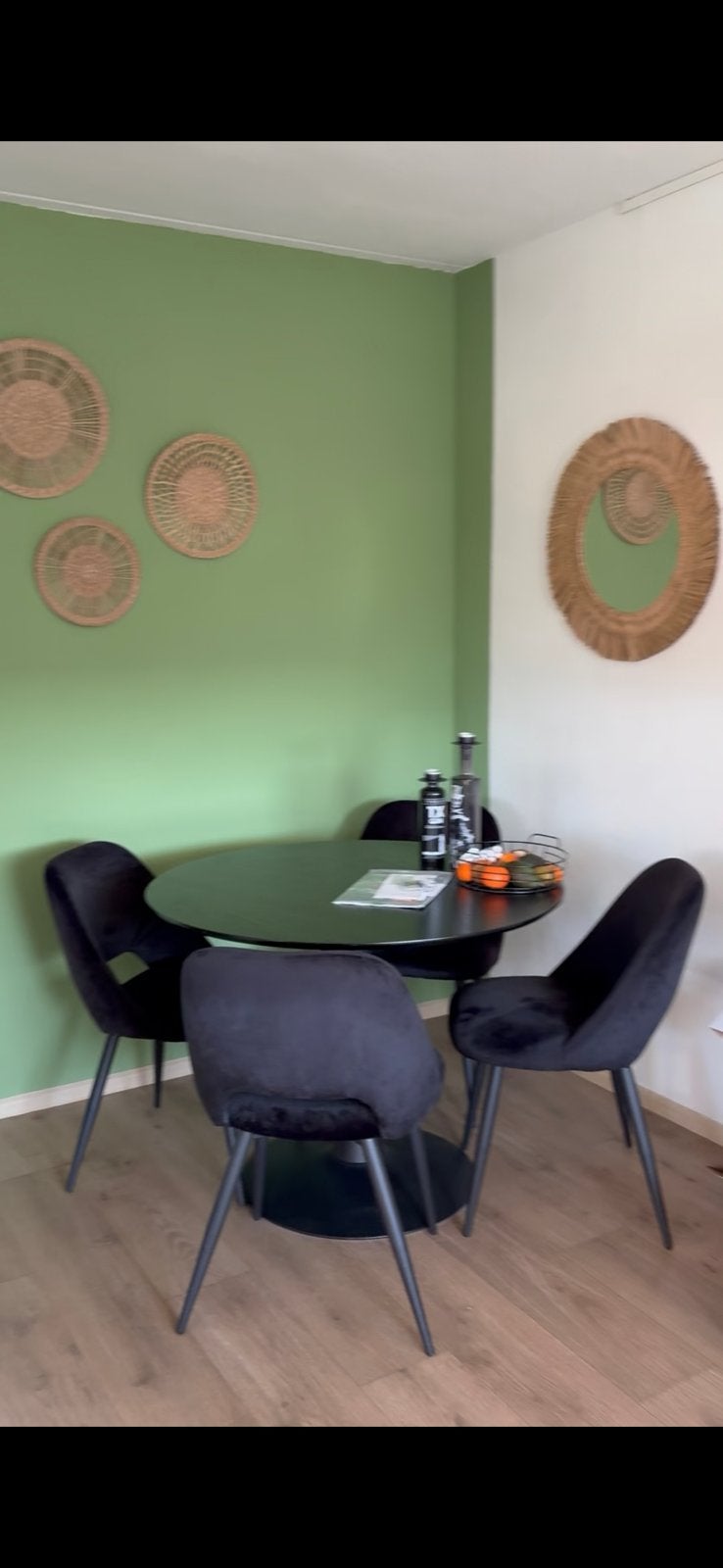Zwarte ronde eettafel, Huizen en Kamers
