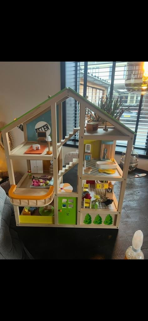 Hape poppenhuis met meubels en poppen, Kinderen en Baby's, Ophalen, Gebruikt, Poppenhuis