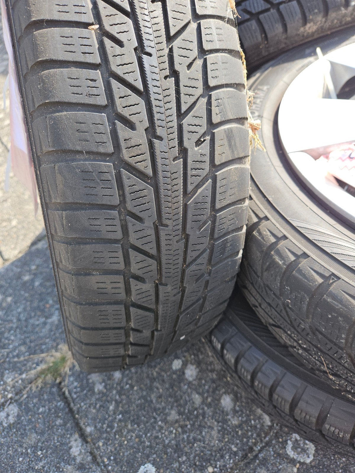 Foto 4 van Winterbanden met velg en wieldoppen Toyota Aygo