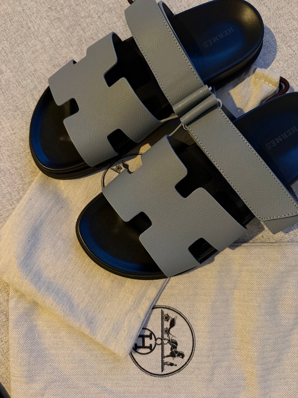 Nieuwe Hermes slippers maat 41, Kleding | Dames, Schoenen, Ophalen of Verzenden, Nieuw, Grijs, Slippers