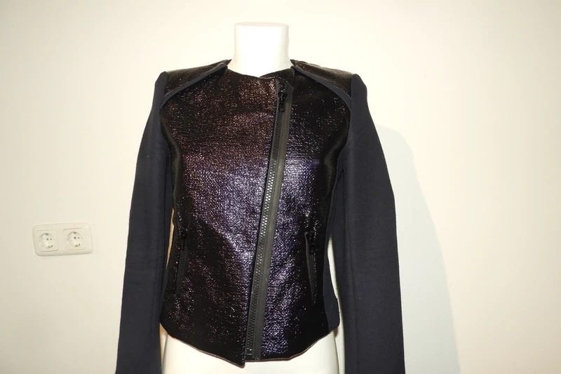 Sandro jas leder look lak deel lijfje apart glans schuine, Maat 38/40 (M), Sandro, Gedragen, Meerkleurig