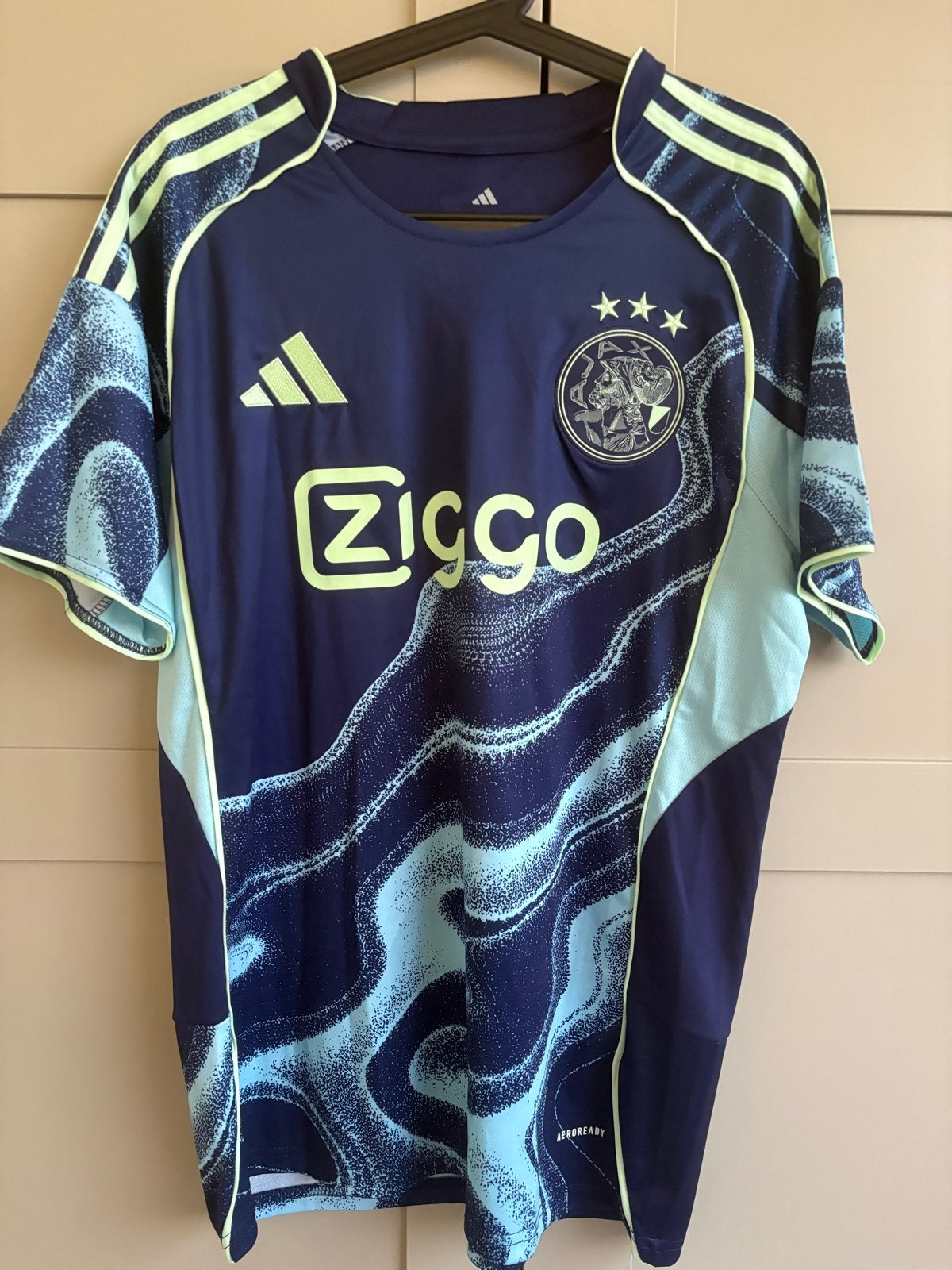 Ajax uitshirt 2025 Godts #11 Adidas large steur mokio, Maat 52/54 (L), Blauw, Nieuw, Ophalen of Verzenden