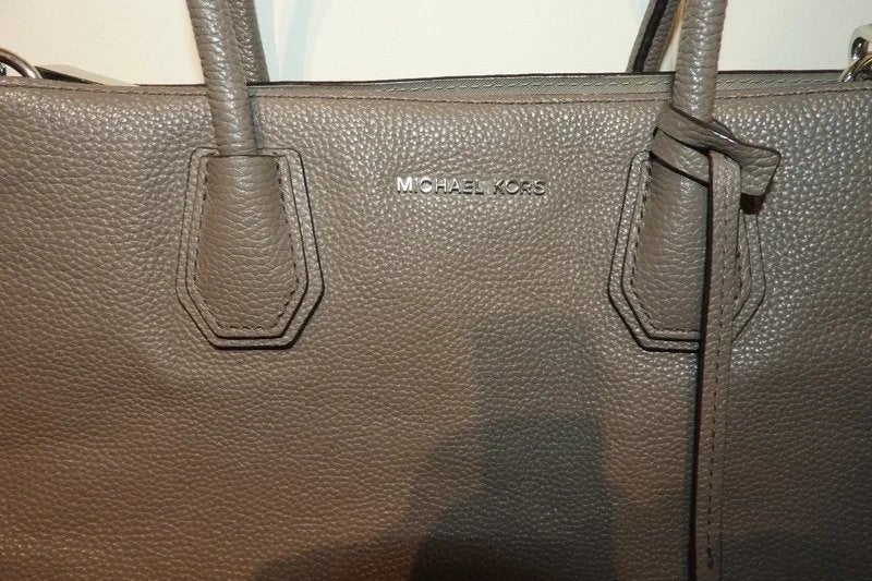 Michael Kors grijze leren schouder/ handtas merk en hanger, Sieraden, Tassen en Uiterlijk, Tassen | Damestassen, Verzenden, Gebruikt