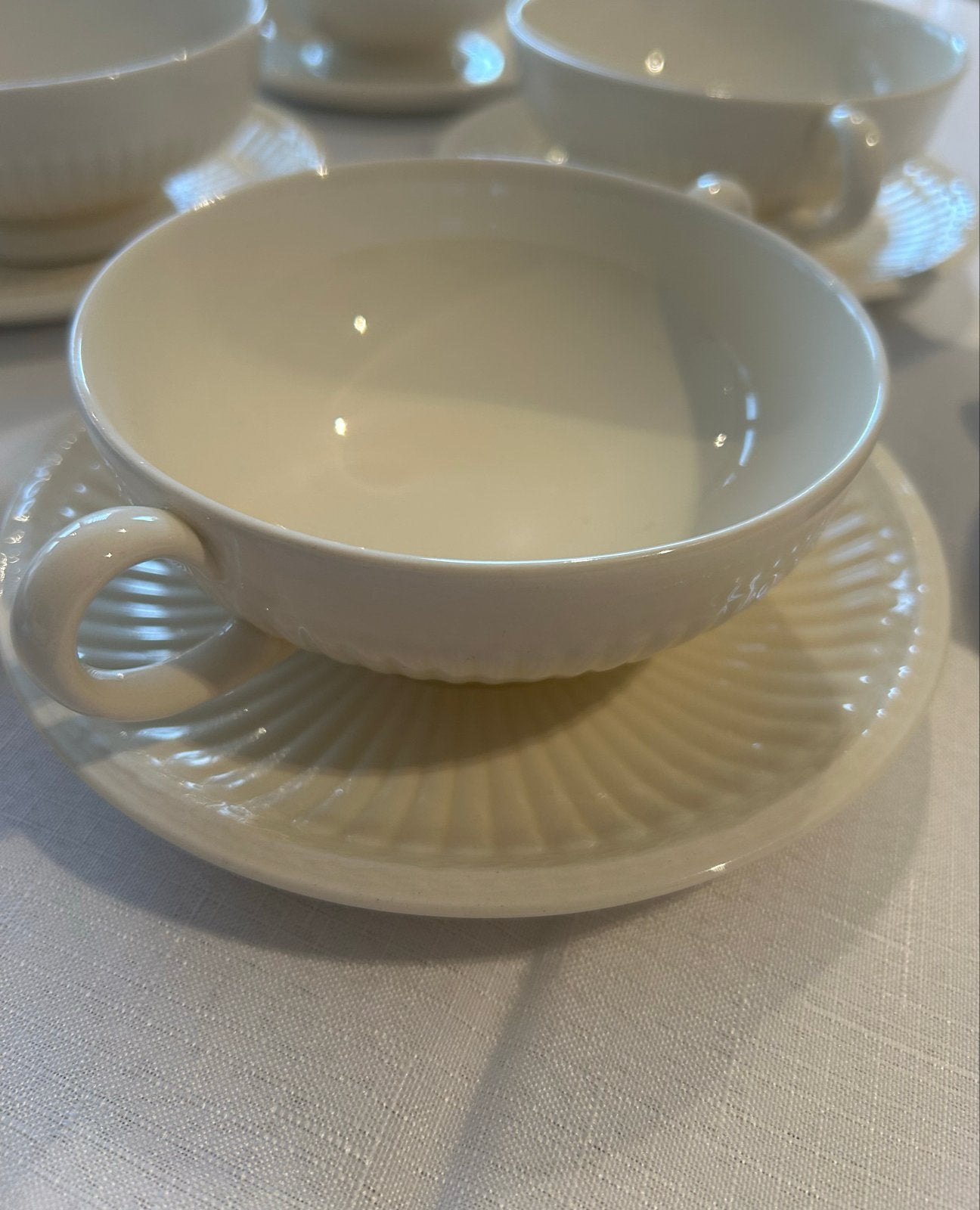 Wedgwood Etruria & Barlaston soepkommen met schotels, Klassiek, Ophalen of Verzenden, Zo goed als nieuw, Kop(pen) en/of Schotel(s)