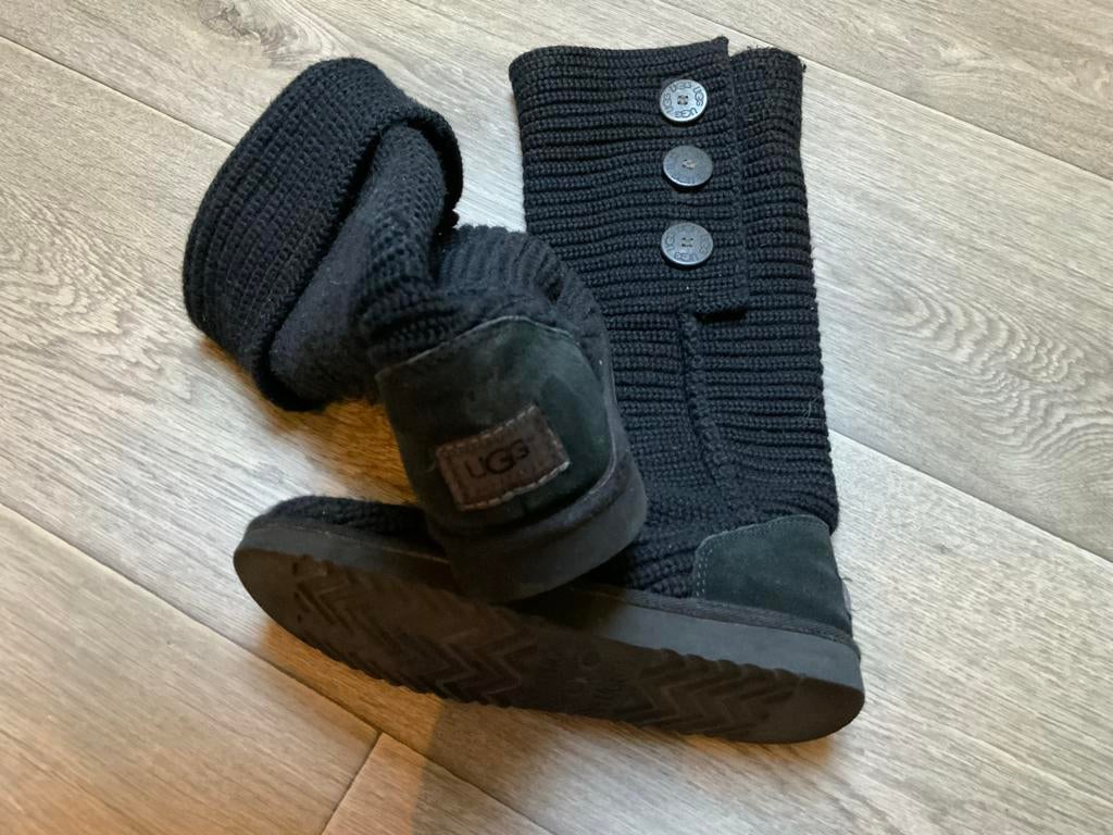 Gebreide Uggs schoenen zwart maat 40, Ophalen of Verzenden, Gedragen, Zwart, Lage of Enkellaarzen