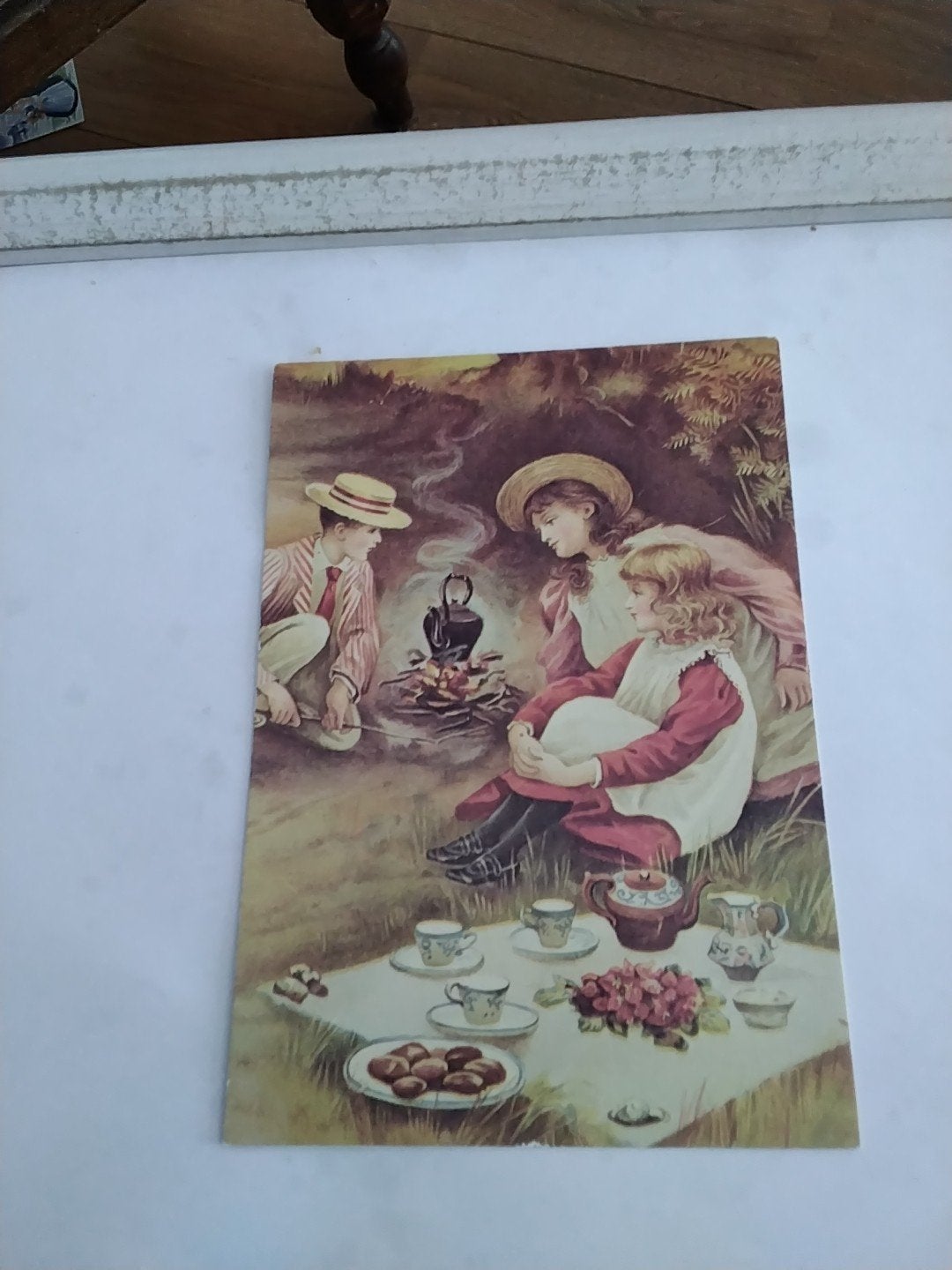 Vintage Ansichtkaart: Picknick met Kinderen, Jaren '20-'40, Ophalen of Verzenden, 1920 tot 1940, Gelopen, Kinderen