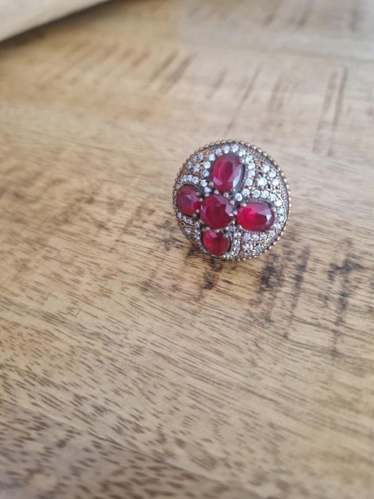 Antieke, zilveren ring met bloem van robijn. Maat 18., Sieraden, Tassen en Uiterlijk, Antieke sieraden, Ophalen of Verzenden, Zilver