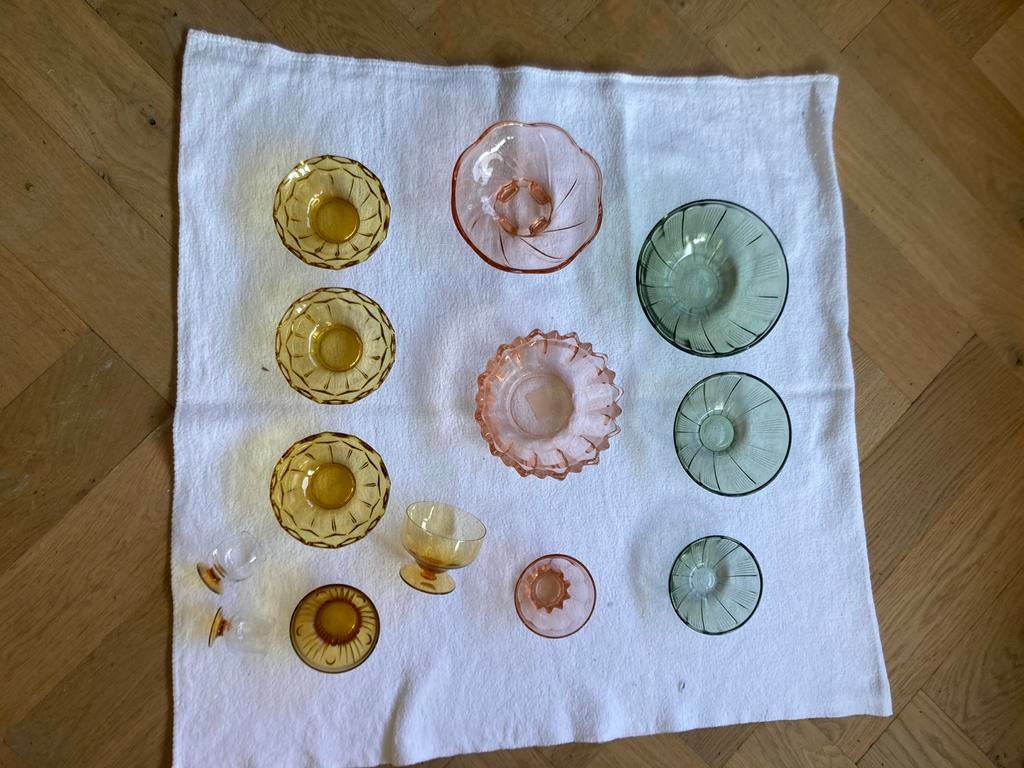 Vintage gekleurd persglas schaaltjes roze groen oker set, Antiek en Kunst, Antiek | Glas en Kristal, Ophalen of Verzenden