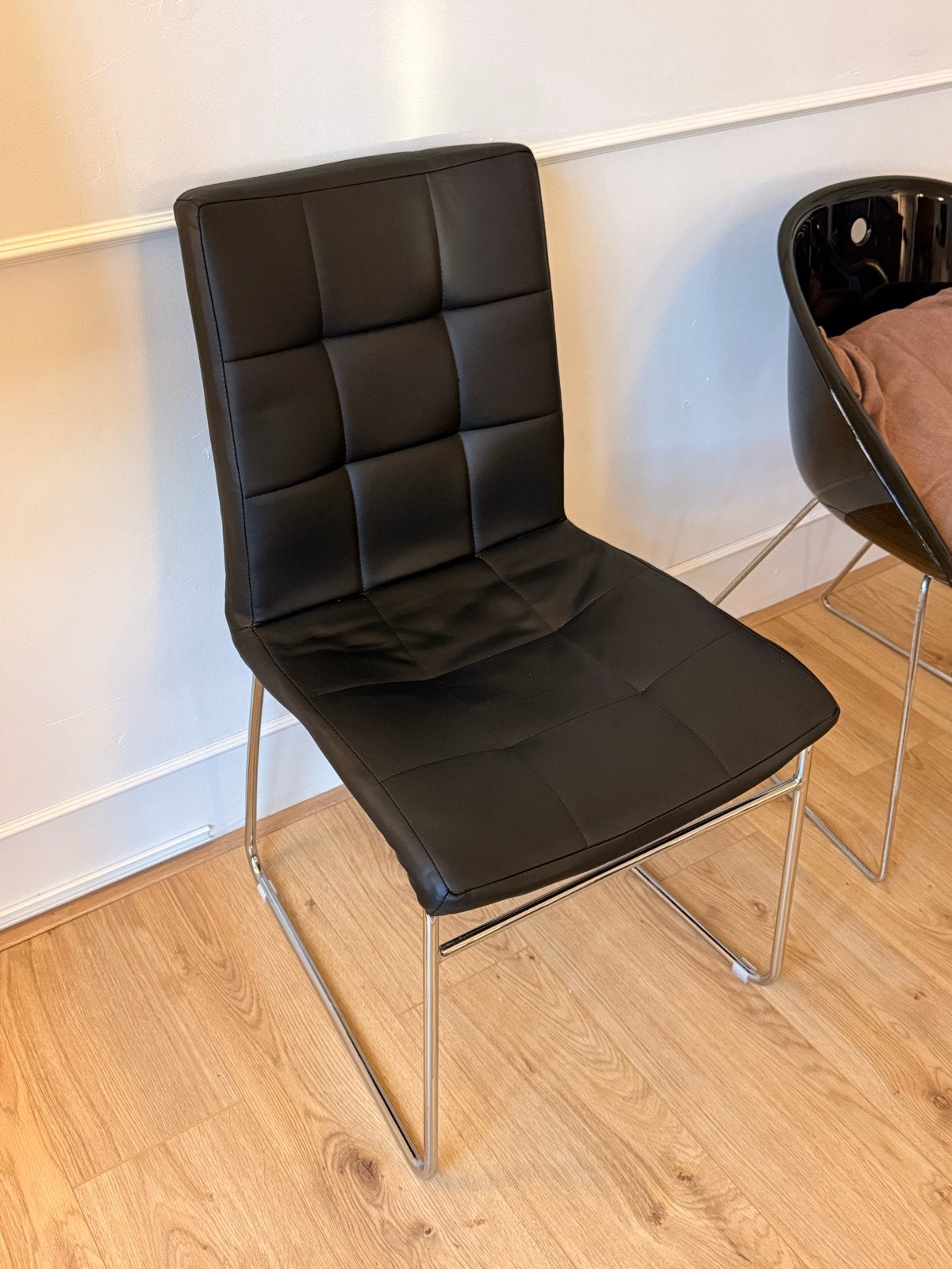 Eetkamerstoel zwart nepleer met RVS chrome poten (JYSK), Ophalen, Kunststof, Gebruikt, Zwart