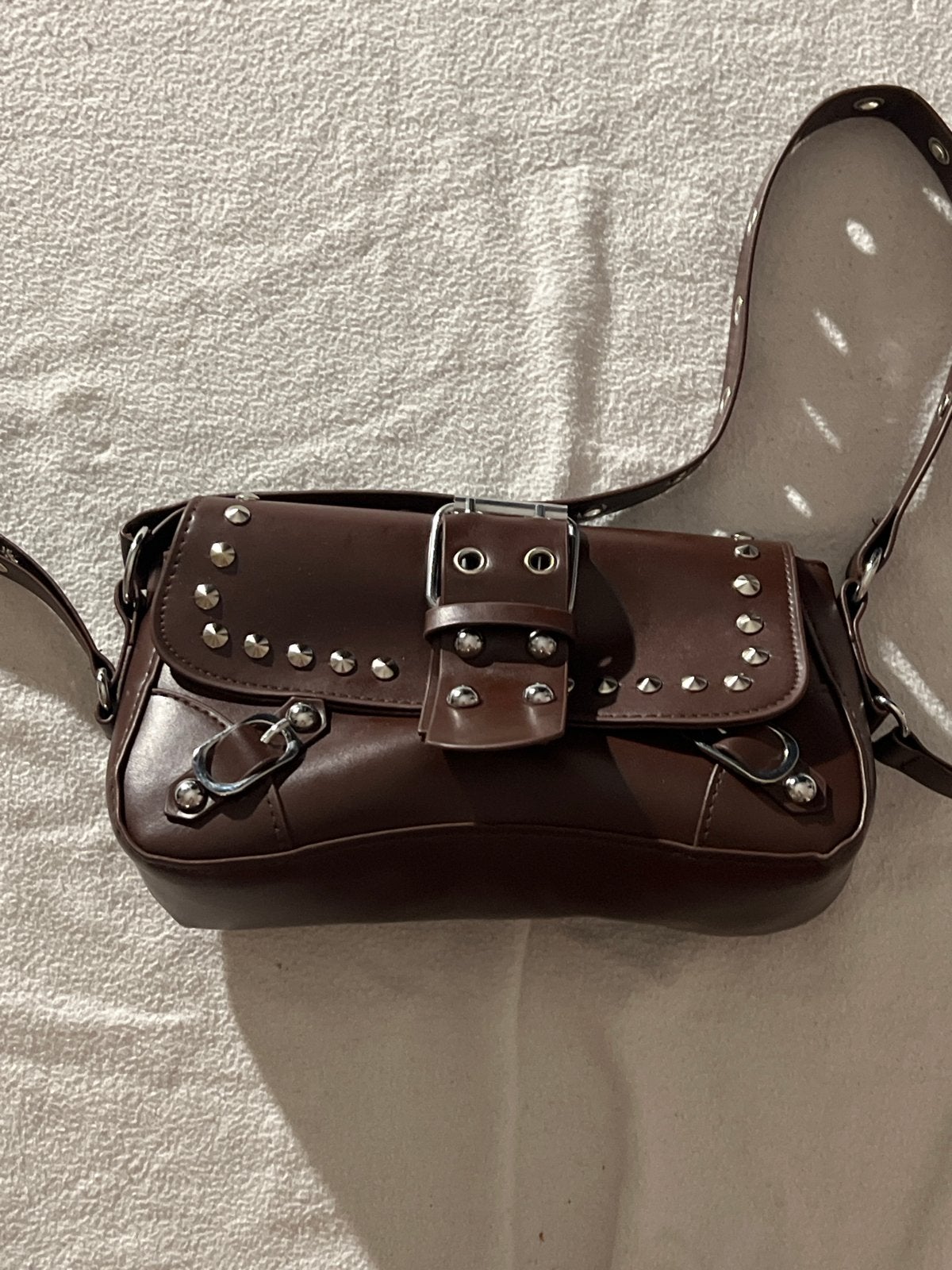 Bruine schoudertas met studs en gesp, Ophalen of Verzenden, Gebruikt, Bruin, Schoudertasje