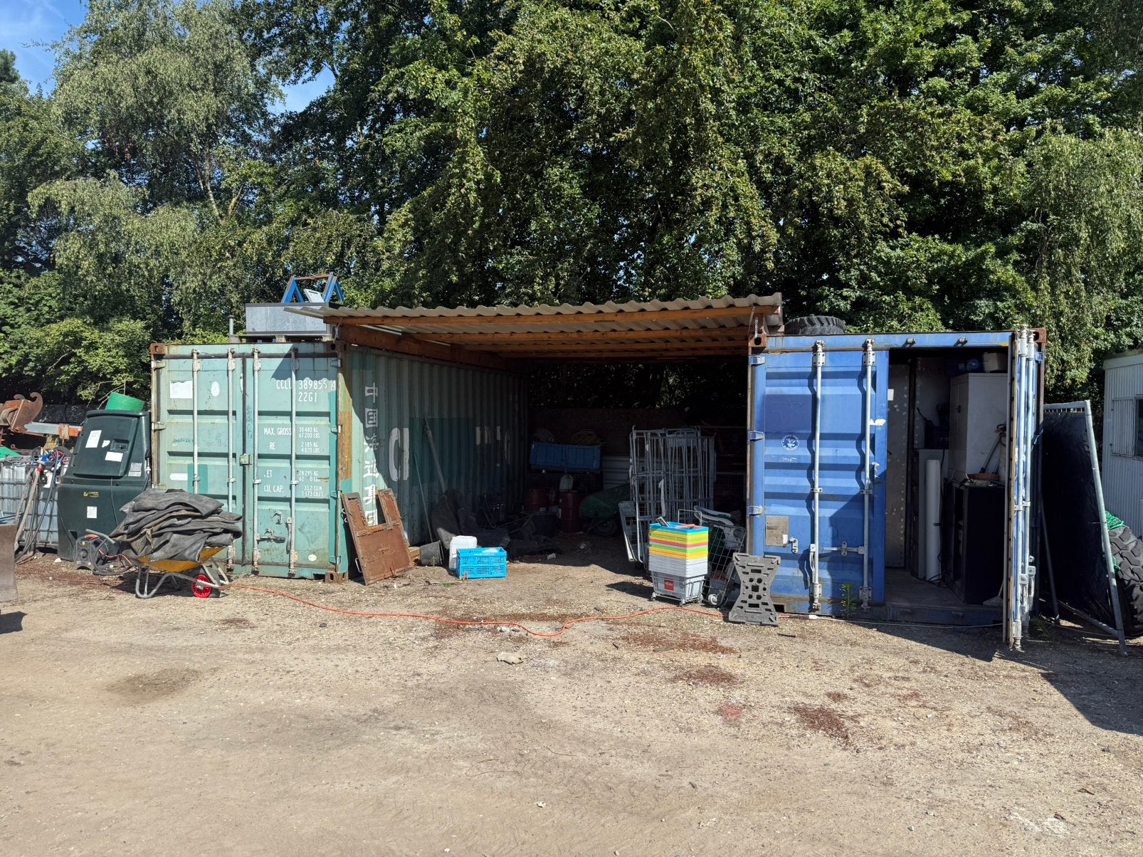 Containers met afdak en afsluitbare gereedschap kluis, Ophalen