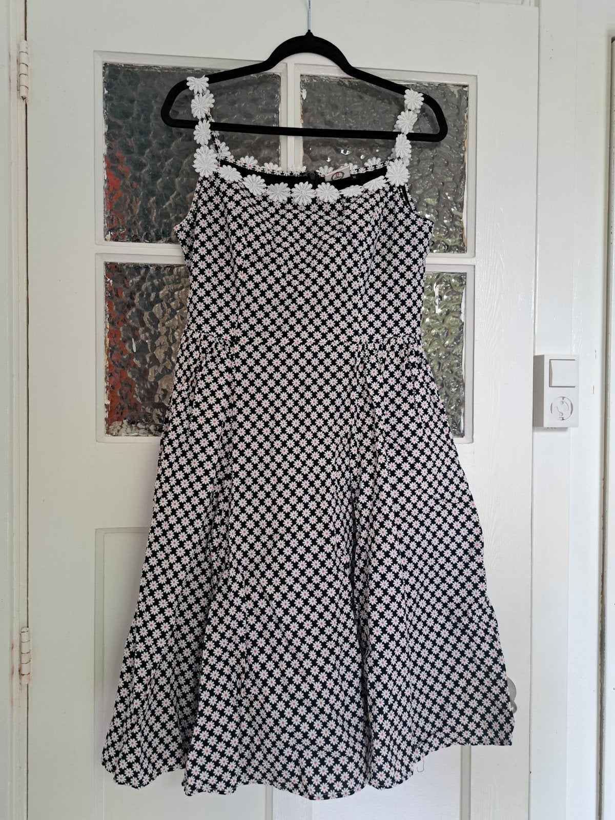 Zomerjurk met madeliefjesprint en kanten details, Maat 38/40 (M), Zwart, Ophalen of Verzenden, Zo goed als nieuw