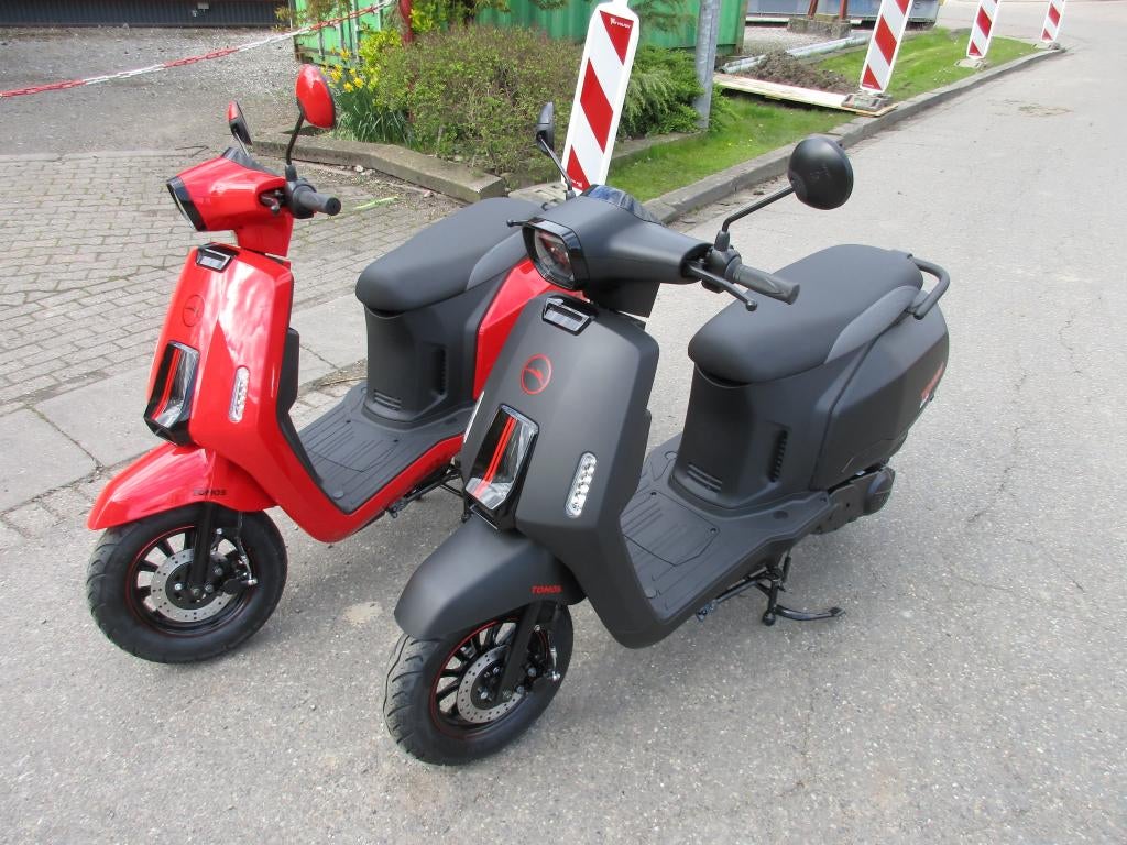 NIEUW  TOMOS SCOOTER  GS01 in red en black in 45 en 25, Fietsen en Brommers, Scooters | Overige merken, Maximaal 45 km/u, Onbekend