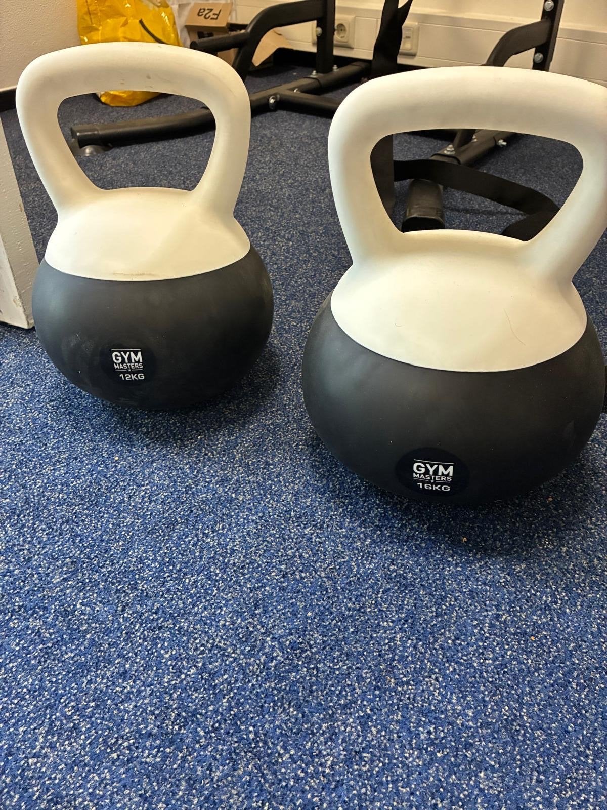 Diverse fitnessapparatuur: Kettlebells, bank, krachtstation, Gebruikt, Krachtstation, Armen, Ophalen of Verzenden