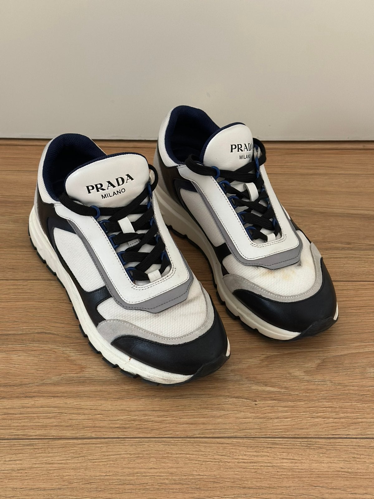 Prada Milano wit-zwart maat 43, Ophalen of Verzenden, Zo goed als nieuw, Overige kleuren