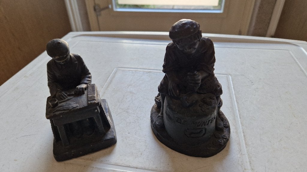 2 oude beeldjes de munter en sigarenmaker, Ophalen of Verzenden, Gebruikt, Mens