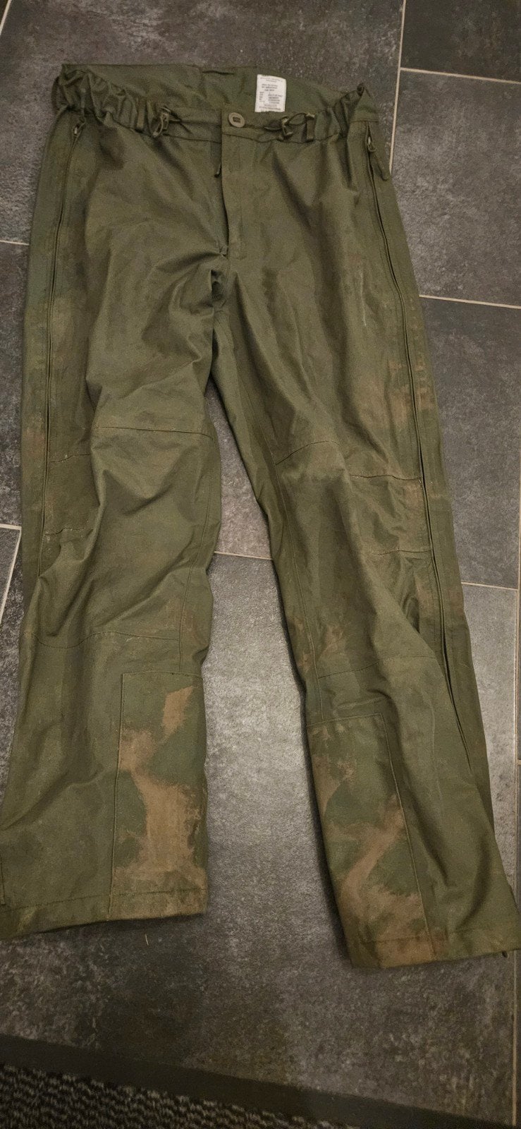 Defensie waterdichte broek - Maat L, Maat 52/54 (L), Ministerie van Defensie, Ophalen of Verzenden, Gedragen