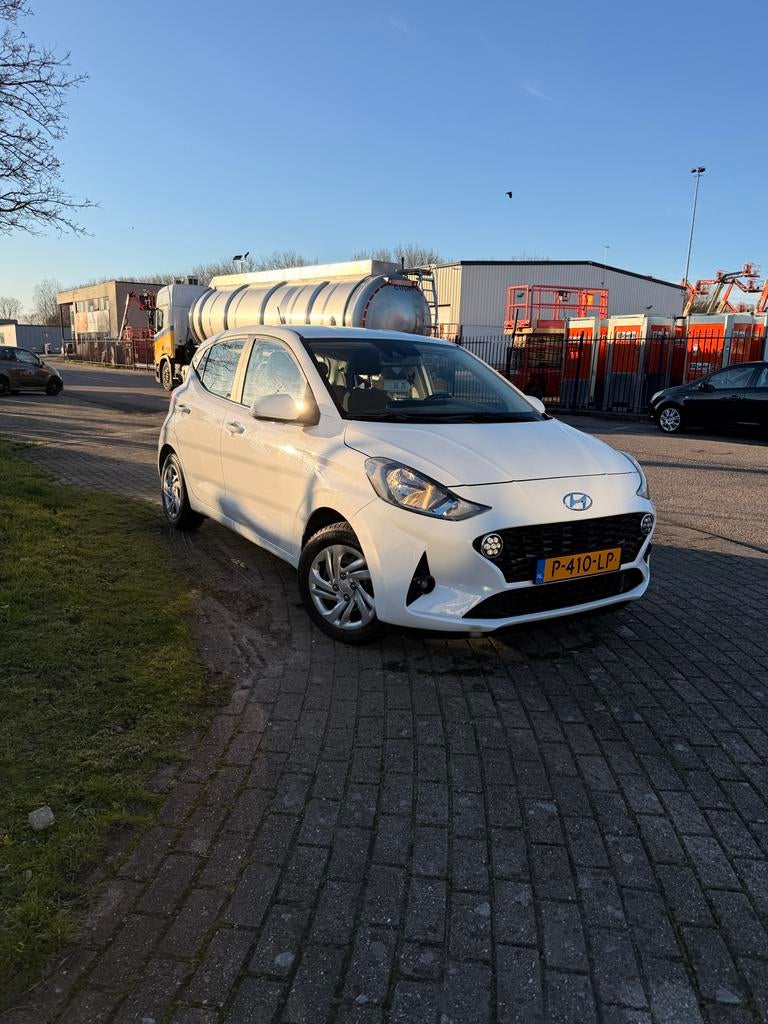 Hyundai i10 1.0i 67pk 2022 Wit, Auto's, Hyundai, 31 €/maand, 899 kg, 4 stoelen, Wit