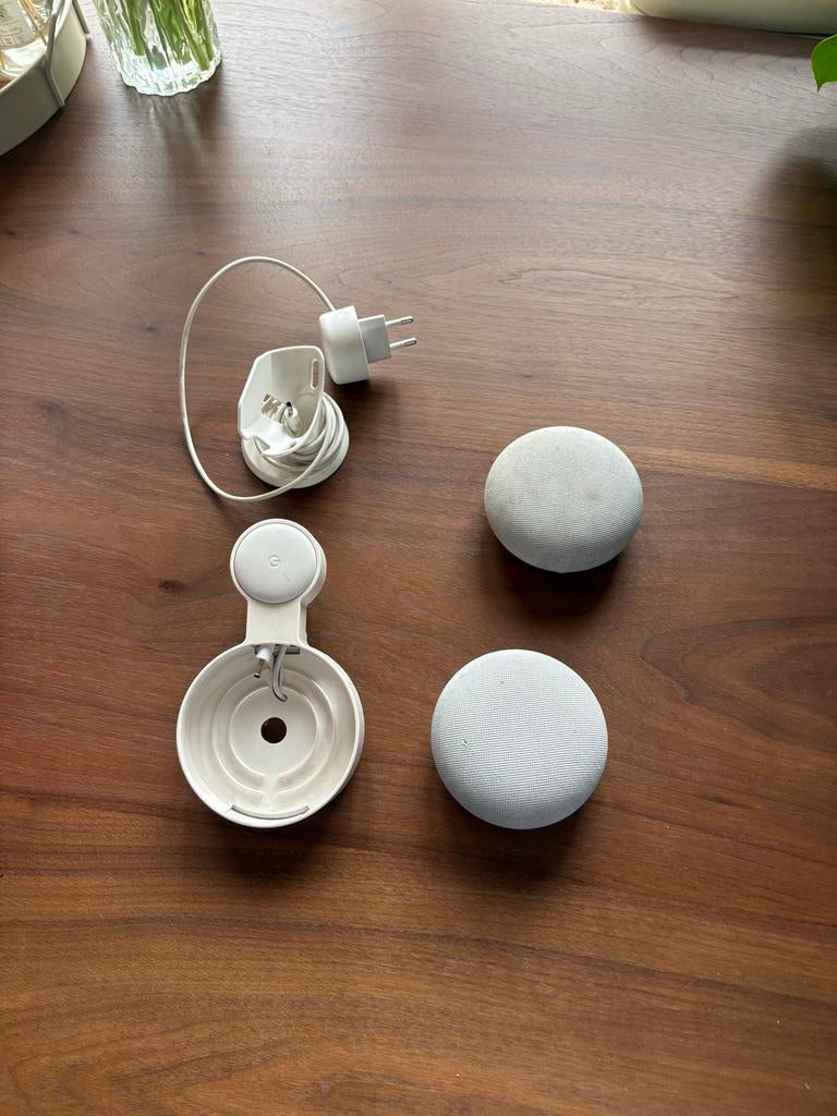 2x Google Nest Mini met houders, Audio, Tv en Foto, Luidsprekers, Zo goed als nieuw, Overige typen, Minder dan 60 watt, Overige merken