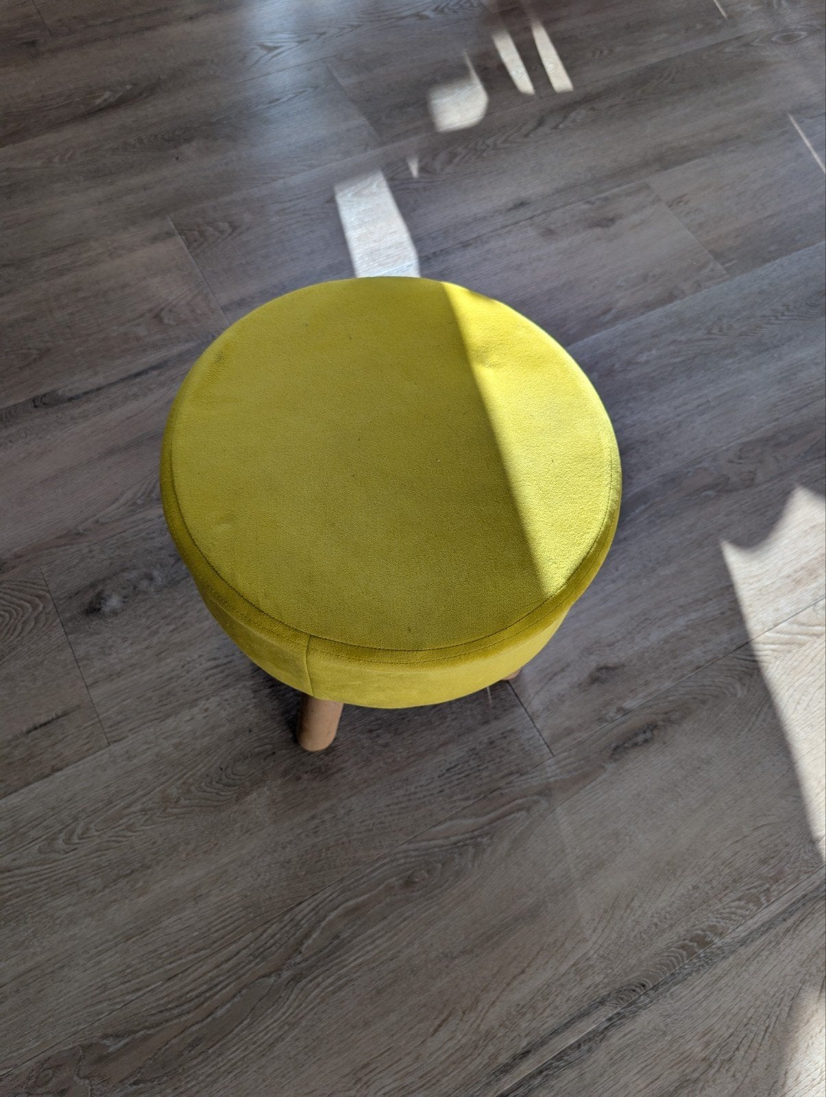 Gele poef/voetenbankje met houten poten, Ophalen, Hout