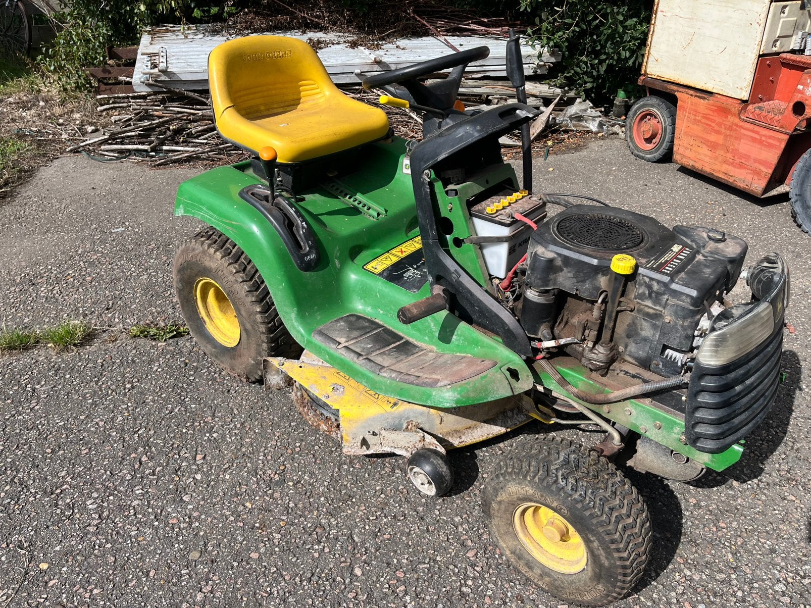 John Deere LT 133 zitmaaier met defecte motor, Tuin en Terras, Zitmaaiers, Ophalen, Gebruikt, Versnellingen, 90 tot 120 cm