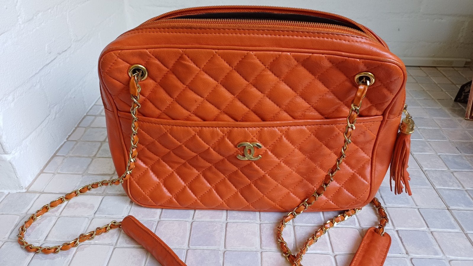 Oranje damestas met vergulde kettingen, Sieraden, Tassen en Uiterlijk, Tassen | Damestassen, Ophalen of Verzenden, Gebruikt, Oranje