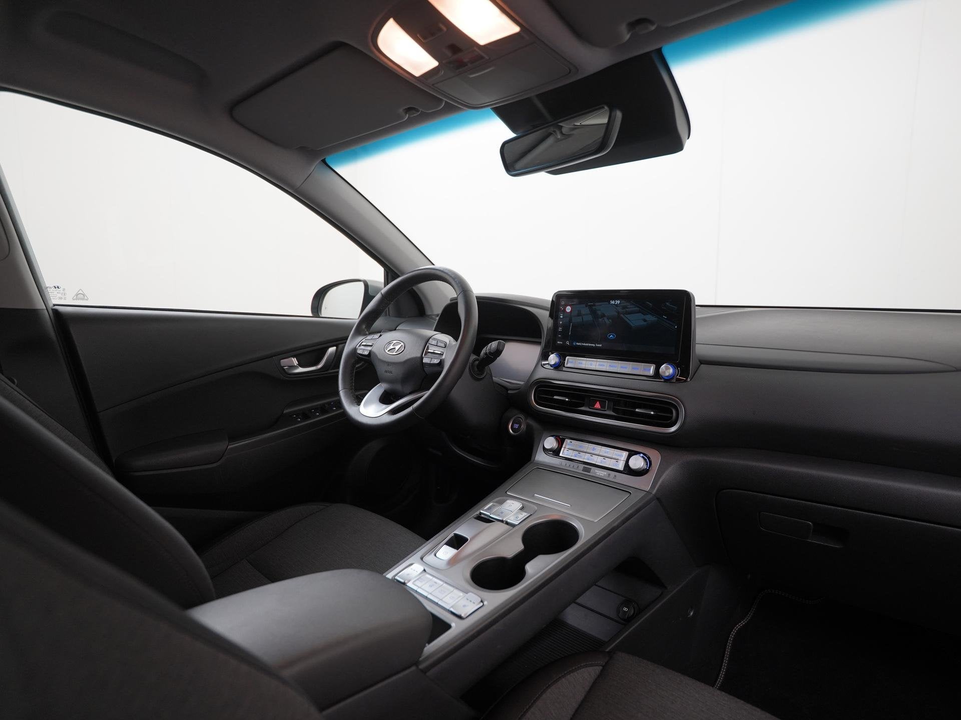 Hyundai Kona EV 64 kWh | Stuur & Stoel Verwarming | Camera |, Auto's, Stof, Gebruikt, 445 min, https://media-marktplaats.export.dv.nl/23554094107/document-1.pdf